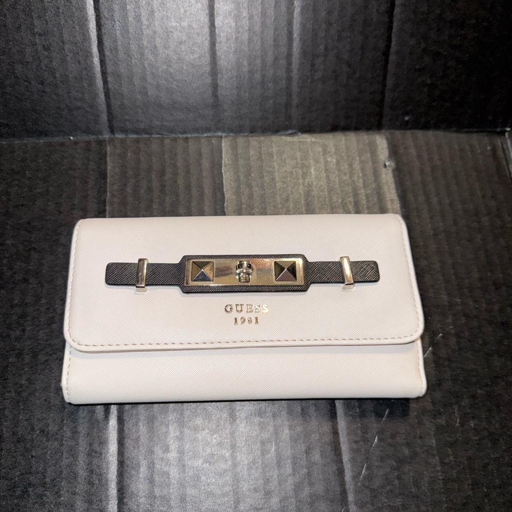 White Guess woman’s long wallet estate item